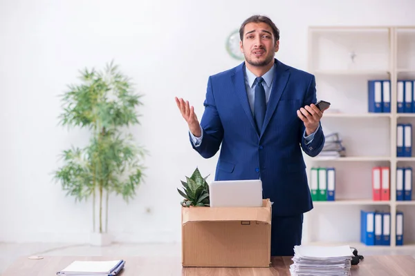 Jeune homme renvoyé de son travail — Photo