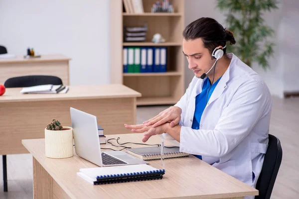 Joven doctor en concepto de telemedicina — Foto de Stock