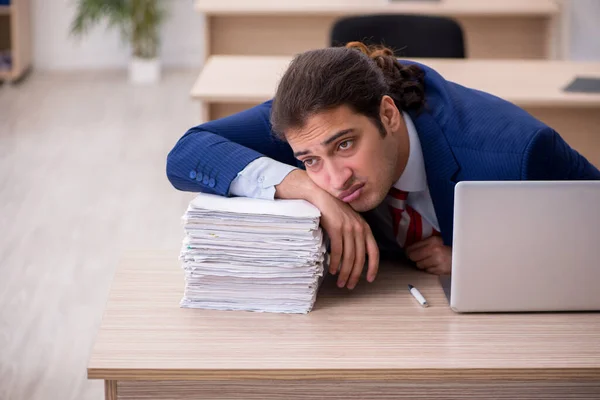 Junge männliche Angestellte sitzen im Büro — Stockfoto