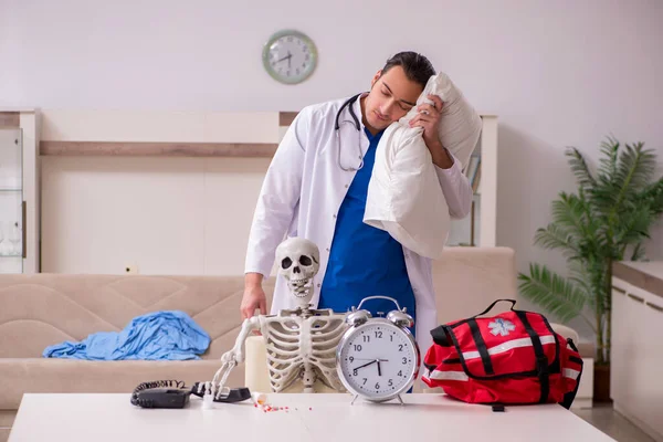 Jovem paramédico visitando paciente esqueleto — Fotografia de Stock