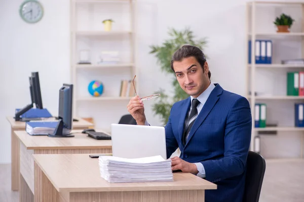 Jonge mannelijke werknemer werkzaam in het kantoor — Stockfoto