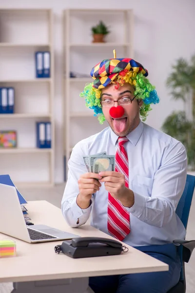 Rolig anställd clown som arbetar på kontoret — Stockfoto