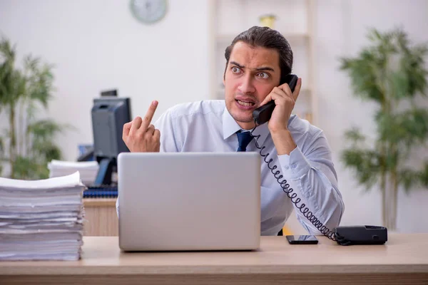 Junge männliche Angestellte sitzen im Büro — Stockfoto