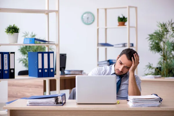 Jeune comptable homme travaillant dans le bureau — Photo