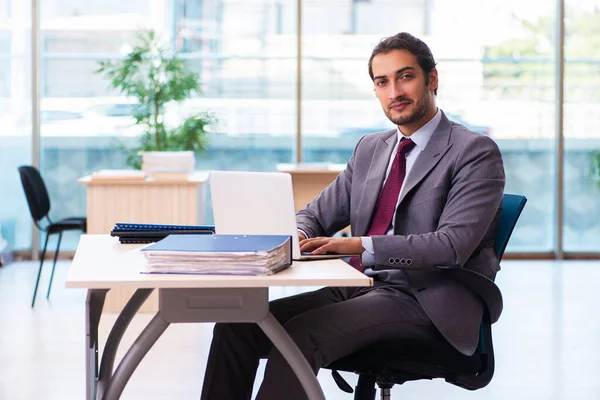 Joven empleado masculino que trabaja en la oficina — Foto de Stock