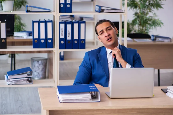 Joven empleado guapo sentado en la oficina —  Fotos de Stock