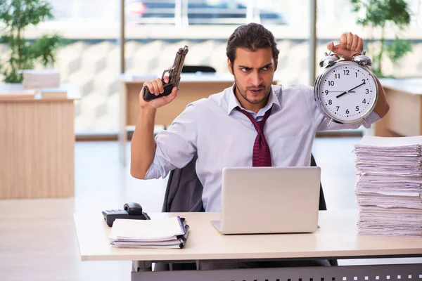 Joven empleado masculino descontento con el trabajo excesivo en la oficina —  Fotos de Stock