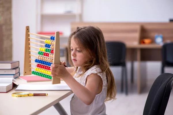 Kleines Mädchen bereitet sich zu Hause auf Prüfungen vor — Stockfoto