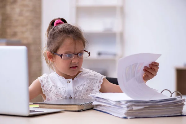 Grappig klein meisje werken in het kantoor — Stockfoto