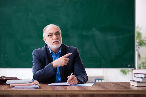 Alte männliche Mathelehrer im Klassenzimmer — Stockfoto