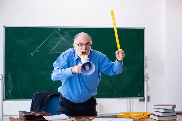 Wütend gealterte männliche Mathelehrer mit Megafon — Stockfoto