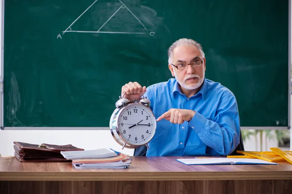 Viejo profesor de matemáticas masculino en concepto de gestión del tiempo — Foto de Stock