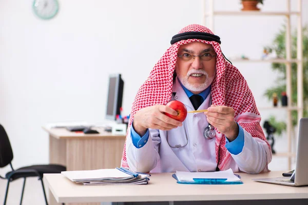 Старий арабський лікар дієтолог працює в клініці — стокове фото