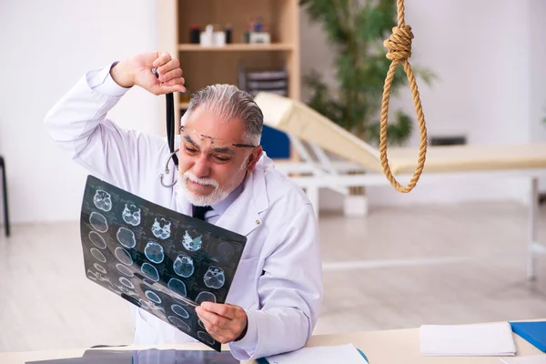 Starý lékař spáchat sebevraždu na pracovišti — Stock fotografie