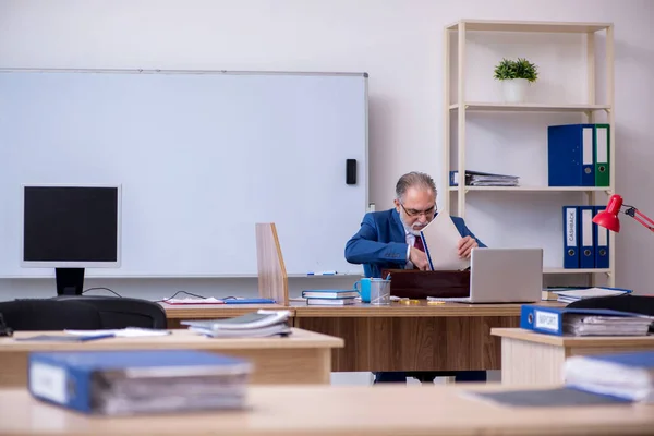 Alt männlich boss mitarbeiter working im die büro — Stockfoto