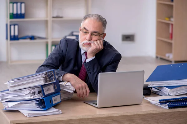 Hombre anciano empleado infeliz con el trabajo excesivo —  Fotos de Stock