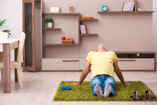 Aged man doing sport exercises at home — Stock Photo, Image