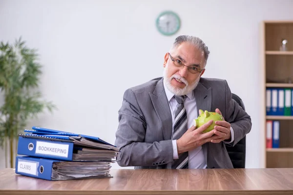 Vecchio dipendente di sesso maschile nel concetto di pianificazione di bilancio — Foto Stock