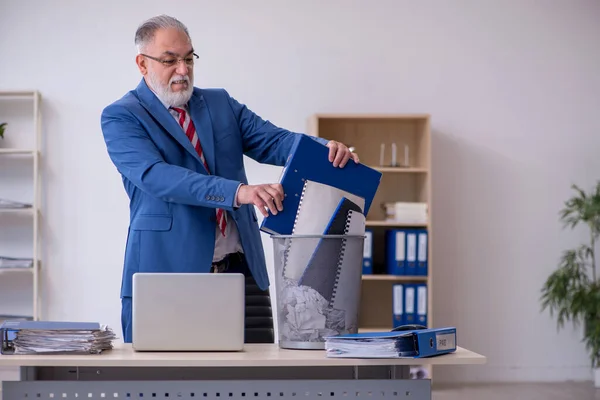 Alter Geschäftsmann-Mitarbeiter lehnt neue Ideen mit vielen Papieren ab — Stockfoto