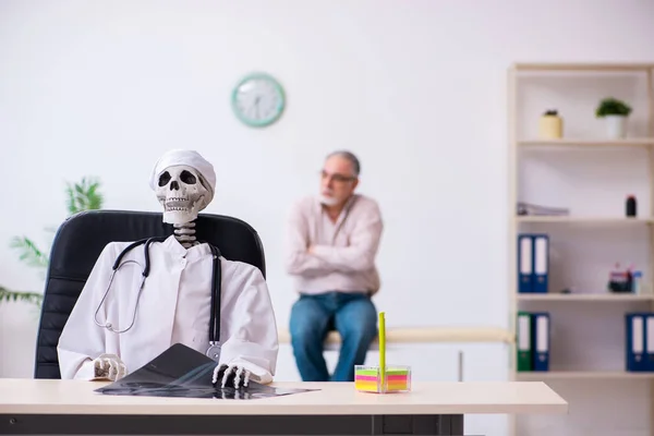 Old man visiting dead doctor radiologist — Stock Photo, Image