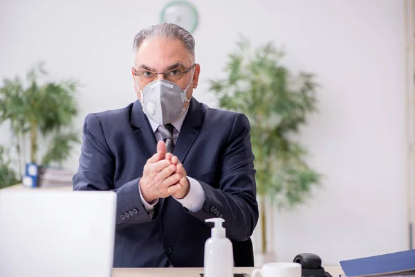 Viejo empleado jefe trabajando durante pandemia —  Fotos de Stock