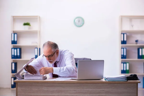 Vecchio dipendente maschile che lavora in ufficio — Foto Stock