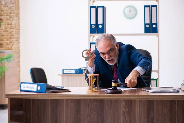 Deneyimli erkek yargıç ofiste oturuyor. — Stok fotoğraf