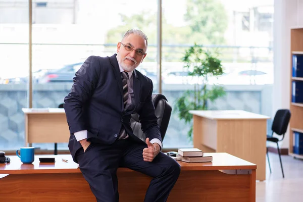 Ein alter Geschäftsmann arbeitet im Büro — Stockfoto