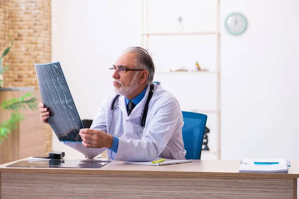 Hastanede çalışan yaşlı doktor radyoloji uzmanı. — Stok fotoğraf