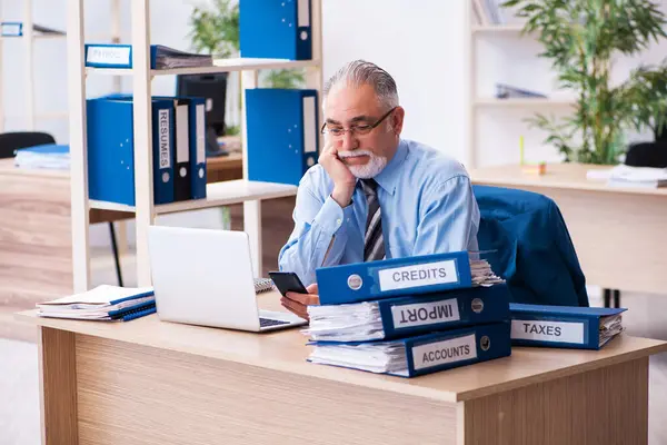 Vieux comptable masculin mécontent du travail excessif sur le lieu de travail — Photo