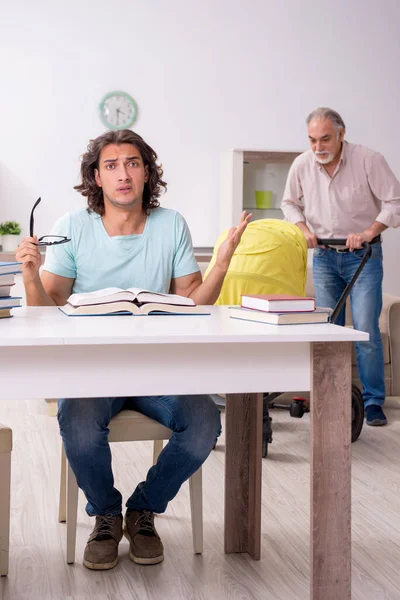 Abuelo jubilado cuidando recién nacidos en casa — Foto de Stock