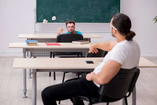 Deux élèves masculins dans le concept de l'intimidation en classe — Photo