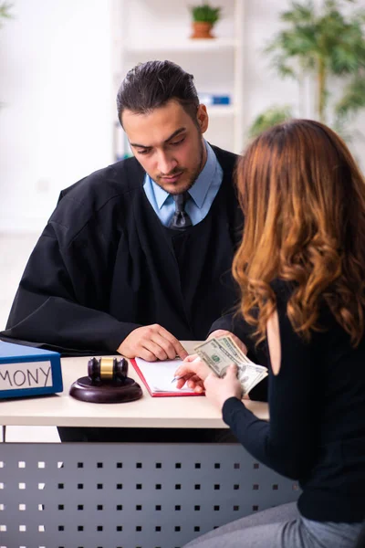 Jonge mannelijke rechter en jonge vrouw in echtscheiding concept — Stockfoto