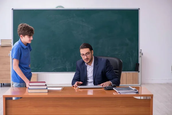 教室での若い男性教師と学童 — ストック写真