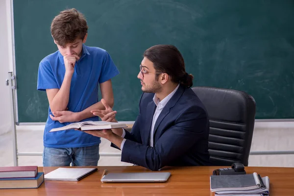 Joven profesor y colegial en el aula —  Fotos de Stock