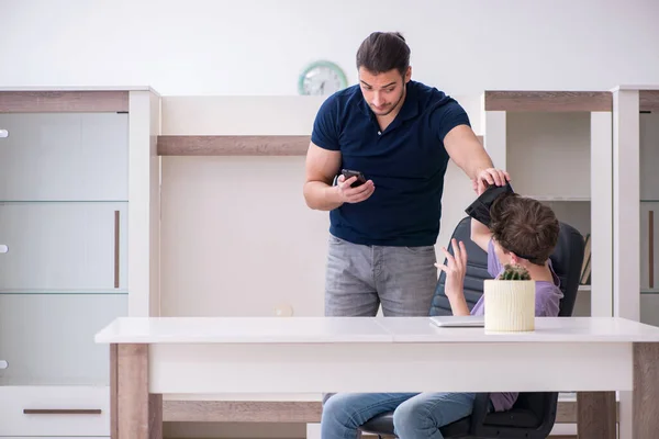 Estudante vestindo óculos virtuais em casa — Fotografia de Stock