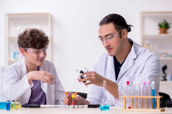 Jovens químicos pai e filho no laboratório — Fotografia de Stock