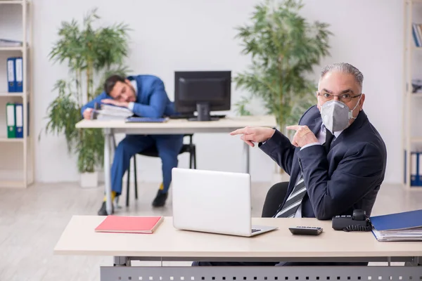 Two employees at workplace during pandemic — Stock Photo, Image