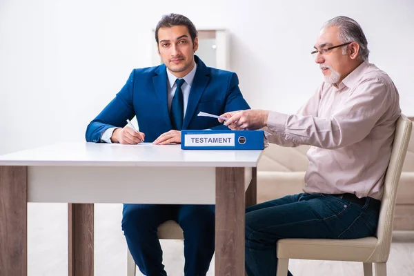 Joven abogado varón visitando anciano en concepto testamento — Foto de Stock