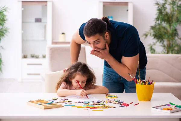 Jovem pai e menina dentro de casa — Fotografia de Stock