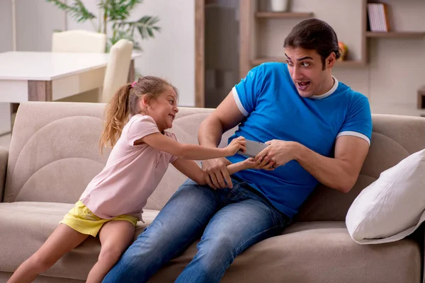 Young man with his daughter at home — Stock Photo, Image