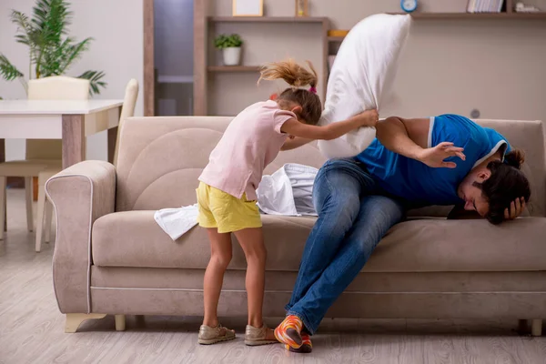 Giovane uomo con sua figlia a casa — Foto Stock