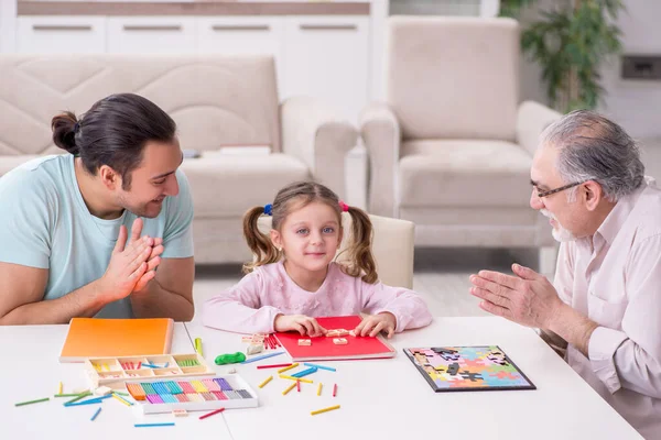 Tre generazioni di famiglia nel concetto di sviluppo precoce — Foto Stock