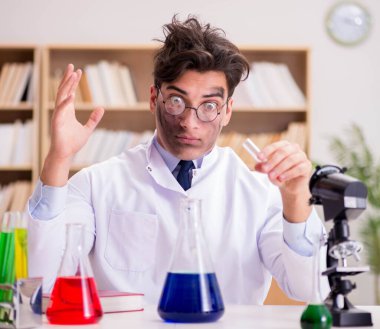 Çılgın bilim adamı bir laboratuarda deneyler yapıyor.