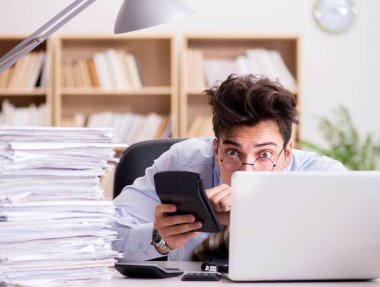 Ofiste çalışan komik muhasebeci.