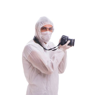 Korunma giysisinde adli tıp uzmanı beyazların fotoğraflarını çekiyor.