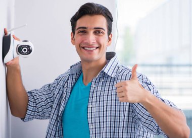 Adam eve güvenlik kameraları yerleştiriyor.