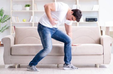 Midesi bulanan ve kusan adam.