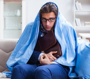 Hasta bir çalışan evde kalıyor ve bacadan acı çekiyor.