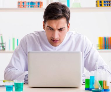 Laboratuvarda çalışan erkek kimyager.